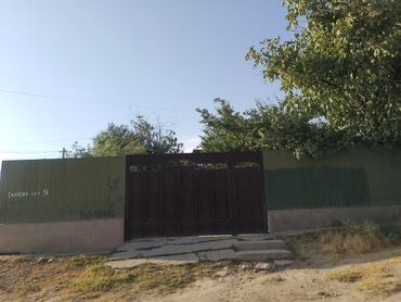 продажа домов в токмаке: Дом с двором за забором из профлиста и распашными металлическими