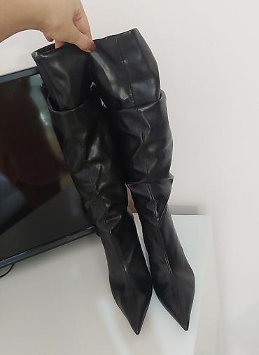 planeta sport ugg cizme: Zara Crne ženske čizme do kolena sa naborima i špicastim vrhom - — 4