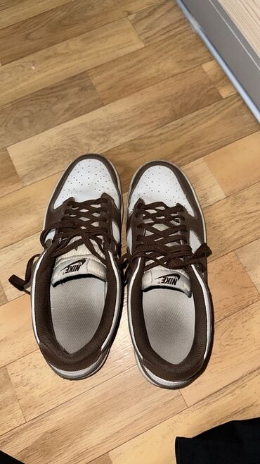 мужские бананки: Кроссовки Nike Dunk Low, расцветка белый/коричневый.
42-43