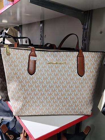 Сумка-тоут Michael Kors - Дизайн: фирменный принт MK по всей at lalafo.kg Сумка-тоут Michael Kors - Дизайн: фирменный принт MK по всей