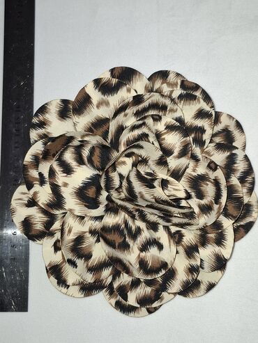 Broşlar: Leopard naxışlı, əl işi olan gül broşları. Paltolara, şərflərə və ya -da lalafo.az — 11 Broşlar: Leopard naxışlı, əl işi olan gül broşları. Paltolara, şərflərə və ya — 11