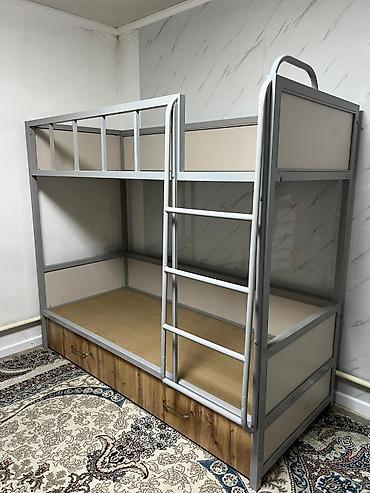bunk bed: Двухъярусная кровать с металлическим каркасом и выдвижными ящиками. - — 1