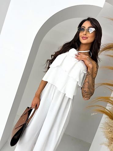 teget baletanke: Ženski elegantni kombinezon sa volanima
2400 din
S M L — 7