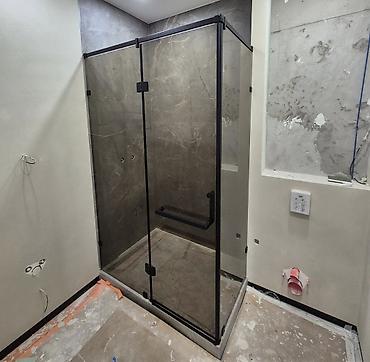 Душевые перегородки и ограждения: В этой серии перегородки из бронзового стекла! Современные душевые — 4