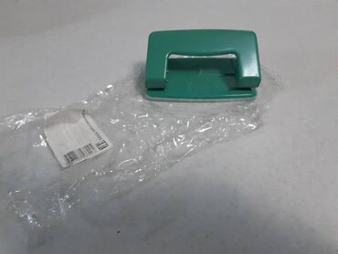 флипчарты маркерная с дополнительными планками: Дырокол и Ручка-Указка. Дырокол-новый. У Ручки что-то с резьбой - не