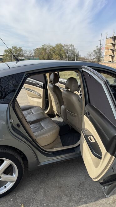 Toyota: Toyota Prius: 2005 г., Гибрид — 10