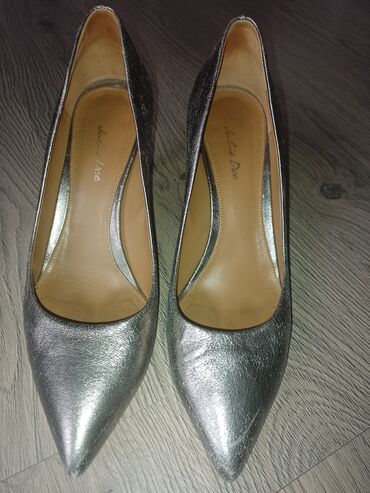 srebrna haljina kakve cipele: Salonke, 40