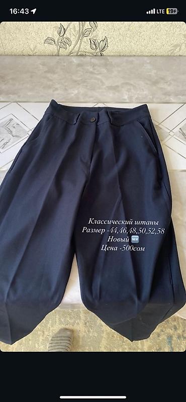 Толстовки, худи: - Белое худи с капюшоном. На спине – аппликация в виде забавного — 9