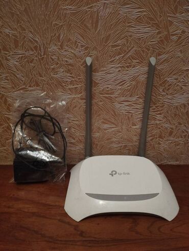 Modemlər və şəbəkə avadanlıqları: Tp-Link WR840N, 4 girişli. Əla işləyir, modem, router