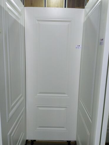 продам двери межкомнатные: Ağ rəngli interyer qapısı - Klassik panelli dizayn: mərkəzdə böyük
