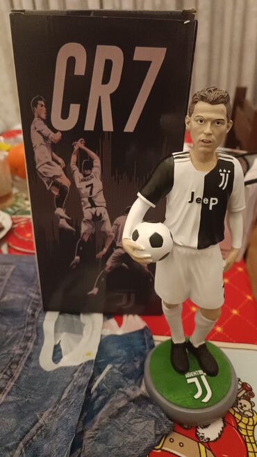 Oyuncaqlar: Suvenır qelem, karandaş qabı.futbolcularin fiqurui ile.Futbolcu — 24