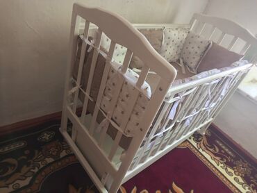 Детские односпальные кровати: Белая детская кроватка из дерева, укомплектованная мягкими бортиками и at lalafo.kg Детские односпальные кровати: Белая детская кроватка из дерева, укомплектованная мягкими бортиками и