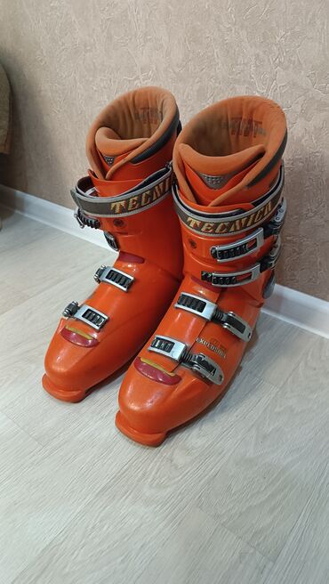 мужской горнолыжный костюм: Продаю четверо ботинок! 1) Оранжевые. Продаю горнолыжные ботинки!