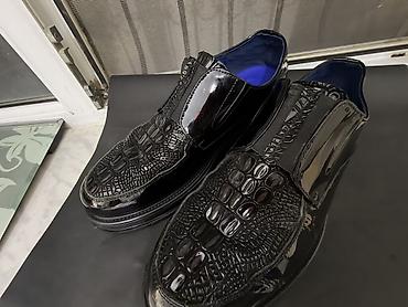 Ayaqqabılar: Kişi üçün laklı dəridən slip-on tuflilər - Rəng: qara, yüksək — 1