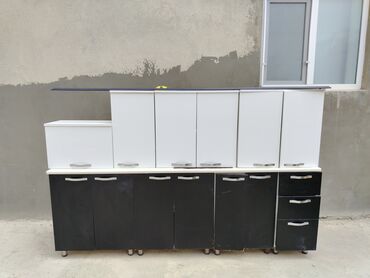 Divan və masa dəstləri: Mətbəx üçün nəzərdə tutulmuş modul dolab dəsti. Dəst iki rəngdə dizayn