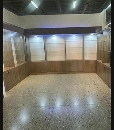 Rəf vitrinləri: Mağaza vitrin mebeli – künc modullu sistem - Material: ağac fakturalı — 1