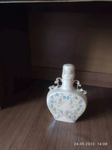 желим ботолко: Декоративный керамический флакон/ваза малого формата. - Материал