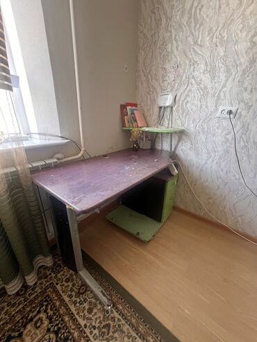 корпусная мебель бу: Парта, Б/у, С полками, Для девочки, Для мальчика, Детская, Дерево, Самовывоз, цвет - Фиолетовый