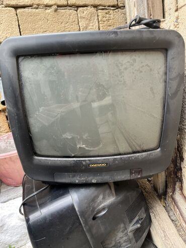 daş ütü: Daewoo markalı qara rəngli bu televizor, klassik CRT texnologiyasına