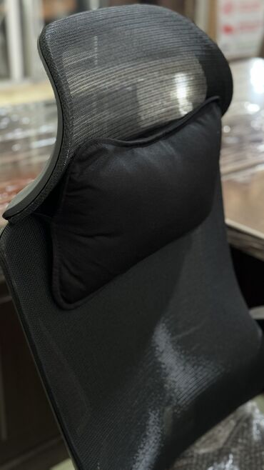 Офисные кресла: Офисное кресло с откидной спинкой и сетчатой обивкой обеспечивает — 12