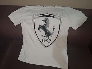 Ağ rəngli kişi T‑şərti - Ön hissədə böyük qalxan formalı emblem