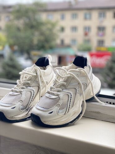 кроссовки для волейбола найк: Кроссовки белые, массивные (dad sneakers) с сетчатыми вставками и