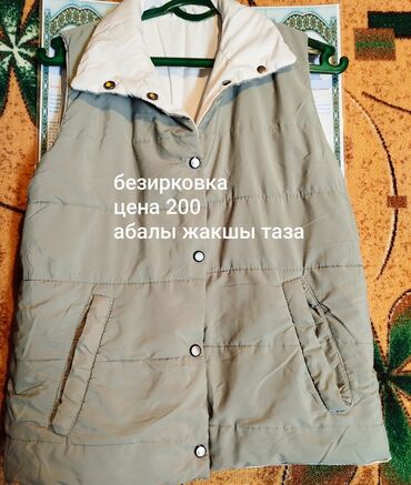 прокат мужских костюмов [возьми на прокат] бишкек фото: Унисекс утепленный жилет светло-серого цвета с воротником-стойкой