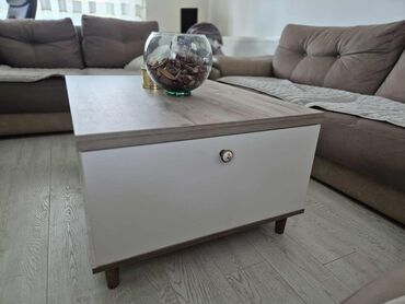 Stolovi: Klub sto sa skrivenim odlaganjem - Materijal: oplemenjena iverica — 2