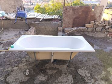 Vannalar: Akril vanna – düzbucaqlı, modern dizaynlı, mərkəzdə drenaj çıxışı və — 9