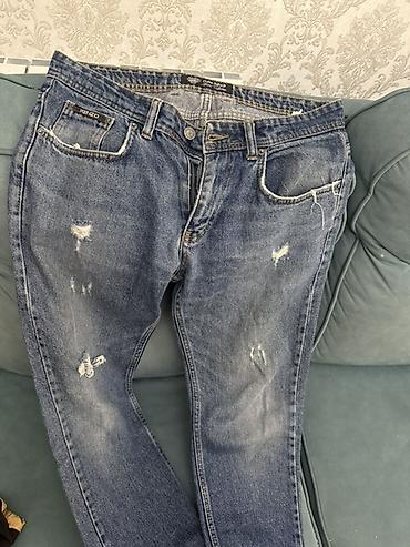 Kişi geyimləri: - Məhsul: Cins şalvar (2 ədəd dəst kimi göstərilib) - Material: Denim — 2