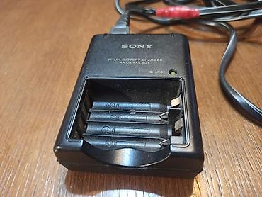 usb za auto: SONY punjač baterija od 1,5V. Može da puni dve baterije istovremeno — 2