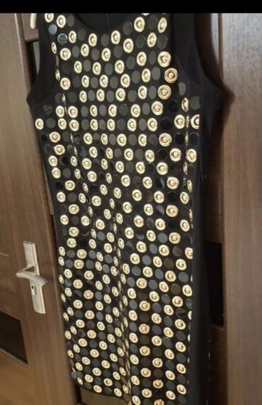 Ziyafət donları: Vaqon firmasınındır. 300 manata almışdım. 1 dəfə geyinilib