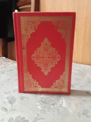 Velosiped ehtiyyat hissələri: Ön və arxa qapaqlarında qızılı naxışlar olan, parlaq qırmızı rəngli