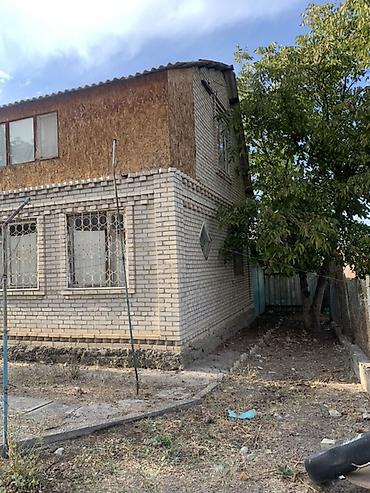 Двухэтажный дачный дом из светлого силикатного кирпича с мансардным