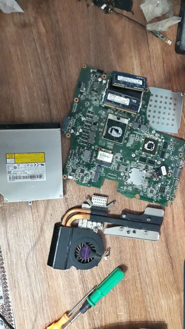 оперативная память ddr 4: Продаю запчасти от ноутбука: материнская плата незнаю модель вроде от