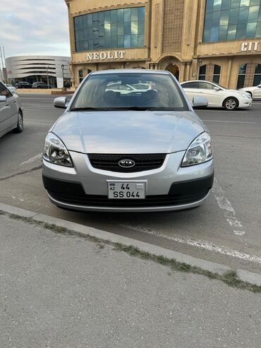 Kia: Kia Rio hatchback - Kuzov: 5 qapılı hatchback, gümüşü rəng - Mühərrik — 5