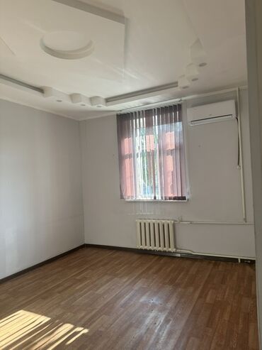 аренда помещение для бизнеса: Просторная комната с окном, оборудованным вертикальными жалюзи. На