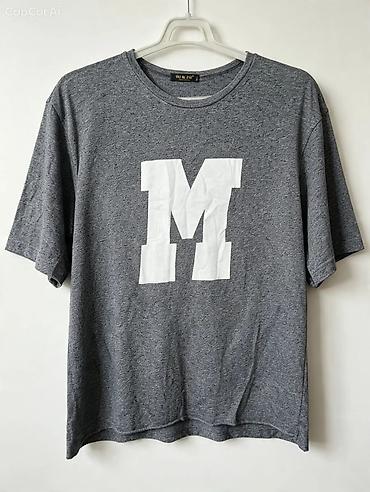 balıqcı geyimi: Boz rəngli uniseks T‑shirt Razmer : xl - Ön tərəfdə iri ağ “M” çapı - — 1
