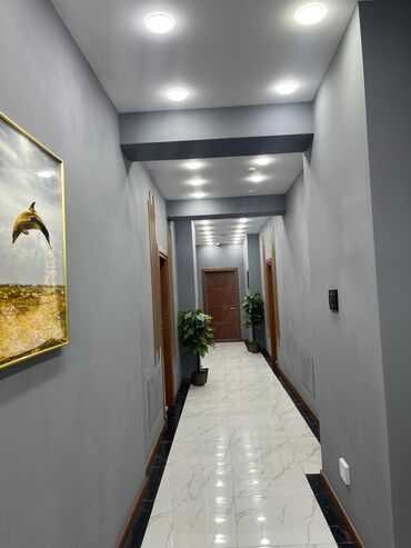 Ofislər: İcarəyə verilir 17 otaqlı ofis 320 kvm². Azadllq metro st çıxışında