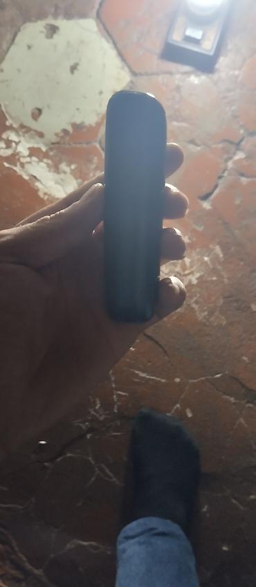 Qara rəngli kompakt portativ cihaz. - Şık, oval formalı, ovuca rahat