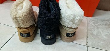 Ugg čizme: Dečije čizmice kolekcija 
jesen zima 
Cena 3500
Vel. 25-36 
P/30 — 11