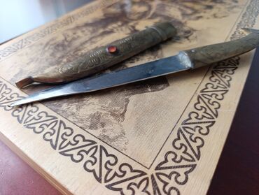 часы стенные: Нож с ножнами в восточном стиле Описание: - Клинок прямой, с плавным