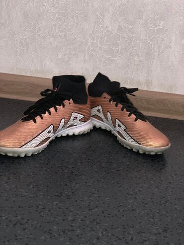 Бутсы: Футбольные бутсы/сороконожки Nike! с высоким эластичным «носком». -