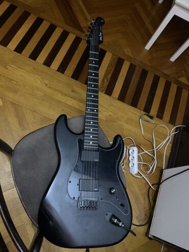 Səs avadanlığı: Elektron gitara, 6 sim