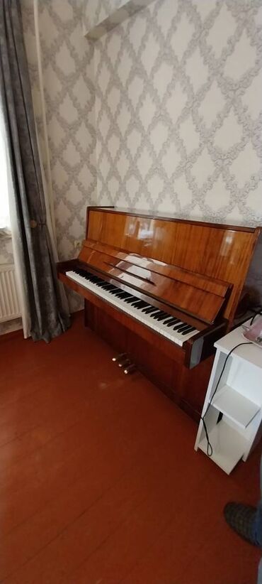 belarus piano: Belarus 3 pedal üstündə hec bir cızıq qopuq yer yoxdur.Alət müəllim