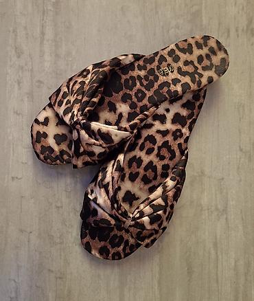ipanema: Ženske papuče sa leopard printom - Model: ravne papuče sa širokom — 1
