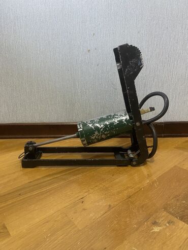 Avtomobil kompressorları və nasosları: Bu SSSR den qalma ayaq nasosudir. cox yaxwi veziyetdedi. təkərləri — 2