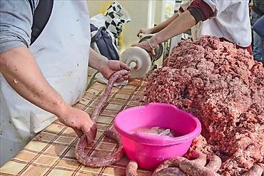 kajsije cena: Prodajemo domaca svinjska creva za punjenje kobasice po ceni od 30 din — 1