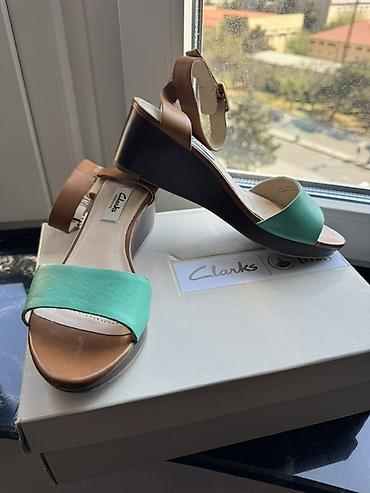 Basanoşka və səndəllər: Clarks qadın sandaleti – platformalı - Brend: Clarks - Model — 1