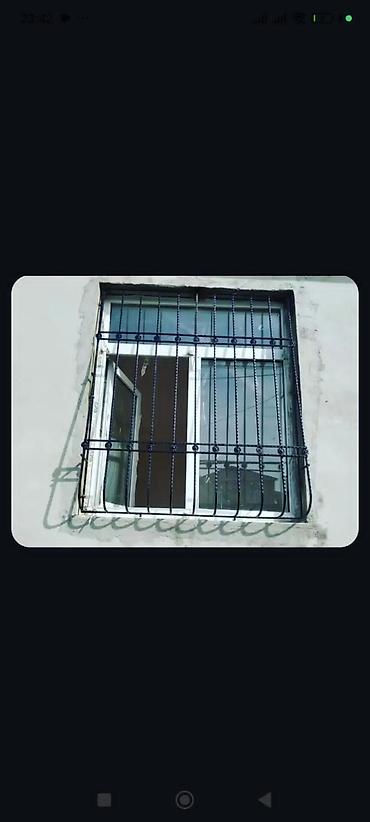 Barmaqlıqlar: Qara rəngli, dekorativ naxışlı dəmir pəncərə barmaqlıqları. Bu — 2